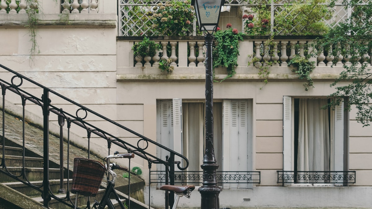 Loin des grands boulevards, la France discrète des ruelles et des volets attire de plus en plus de voyageurs.